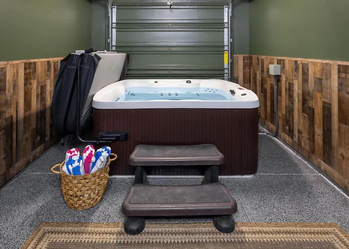 Boarder's Basecamp Hot Tub Ferienhaus *
